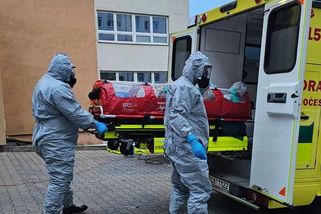 Člověk s vysokým rizikem nákazy ebolou je na cestě do Česka - Novinky
